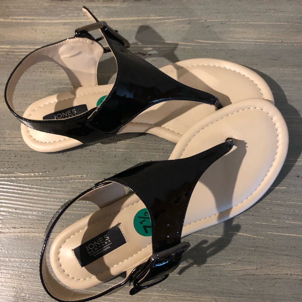 Patent black. Cute sandals 7.5w